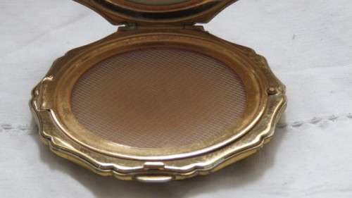 Beautiful Vintage Stratton Enamel Burgundy Turtle Shell Pattern Powder Compact 8 x 8,5cm