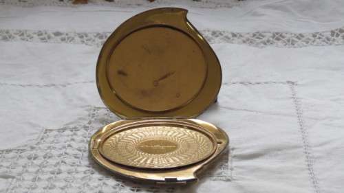 Gorgeous Vintage 1940s Elgin American Powder Compact Etched Victorian Couple No Mirror 9 x 8,5cm