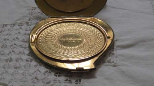 Gorgeous Vintage 1940s Elgin American Powder Compact Etched Victorian Couple No Mirror 9 x 8,5cm