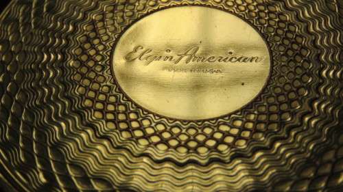 Gorgeous Vintage 1940s Elgin American Powder Compact Etched Victorian Couple No Mirror 9 x 8,5cm