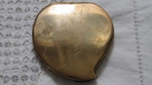 Gorgeous Vintage 1940s Elgin American Powder Compact Etched Victorian Couple No Mirror 9 x 8,5cm