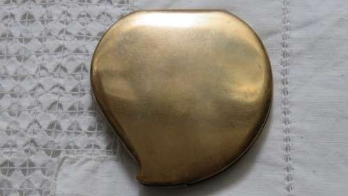 Gorgeous Vintage 1940s Elgin American Powder Compact Etched Victorian Couple No Mirror 9 x 8,5cm