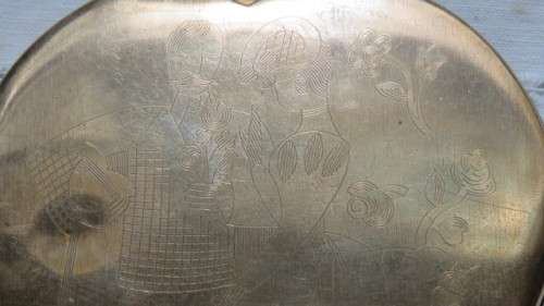 Gorgeous Vintage 1940s Elgin American Powder Compact Etched Victorian Couple No Mirror 9 x 8,5cm