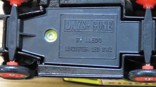 Boxed Vintage Corgi Limited Edition Days Gone 10 cwt Light Van Weetabix DG021063 L: 8cm