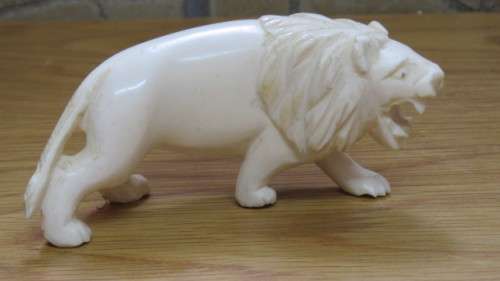 Beautiful Antique Ivory-Coloured Hand Carved Lion Figure L: 11,5 cm