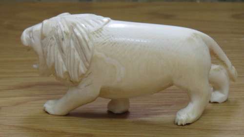 Beautiful Antique Ivory-Coloured Hand Carved Lion Figure L: 11,5 cm