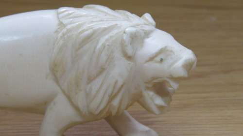 Beautiful Antique Ivory-Coloured Hand Carved Lion Figure L: 11,5 cm