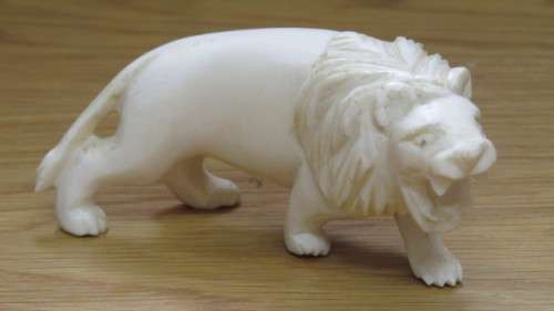 Beautiful Antique Ivory-Coloured Hand Carved Lion Figure L: 11,5 cm