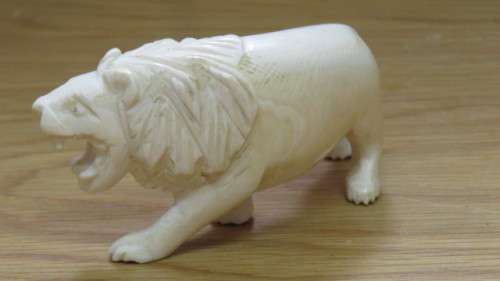 Beautiful Antique Ivory-Coloured Hand Carved Lion Figure L: 11,5 cm