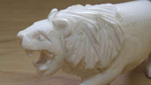 Beautiful Antique Ivory-Coloured Hand Carved Lion Figure L: 11,5 cm