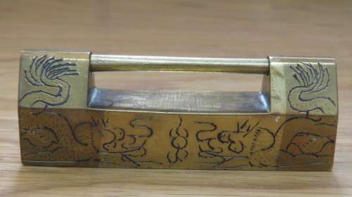 Beautiful Vintage Brass Engraved Chinese Lock With Keys L: 8,5 cm
