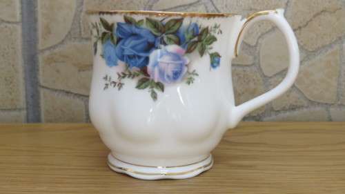Wonderful Vintage Royal Albert Bone China `Moonlight Rose` Montrose Cup H: 8,5 cm