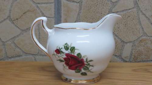 Pretty Vintage Colclough Bone China Rose Pattern Footed Creamer H: 8,5 cm