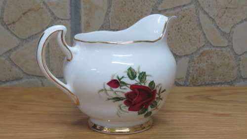 Pretty Vintage Colclough Bone China Rose Pattern Footed Creamer H: 8,5 cm