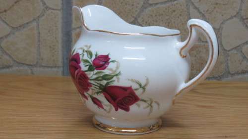 Pretty Vintage Colclough Bone China Rose Pattern Footed Creamer H: 8,5 cm