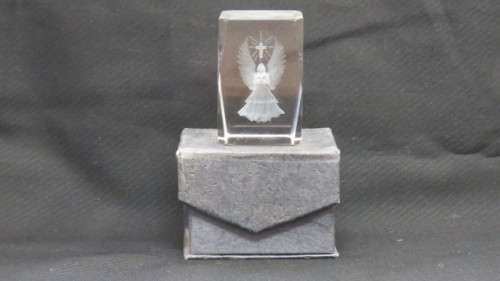 Stunning Vintage Boxed Crystal Glass 3D Laser Etched Angel and Cross Cube Paperweight 3 x 3 x 4,5 cm