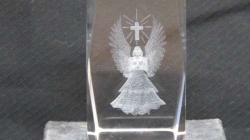 Stunning Vintage Boxed Crystal Glass 3D Laser Etched Angel and Cross Cube Paperweight 3 x 3 x 4,5 cm