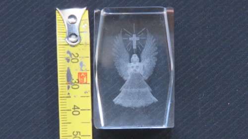 Stunning Vintage Boxed Crystal Glass 3D Laser Etched Angel and Cross Cube Paperweight 3 x 3 x 4,5 cm