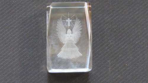 Stunning Vintage Boxed Crystal Glass 3D Laser Etched Angel and Cross Cube Paperweight 3 x 3 x 4,5 cm
