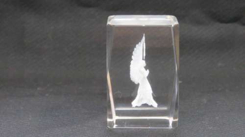 Stunning Vintage Boxed Crystal Glass 3D Laser Etched Angel and Cross Cube Paperweight 3 x 3 x 4,5 cm