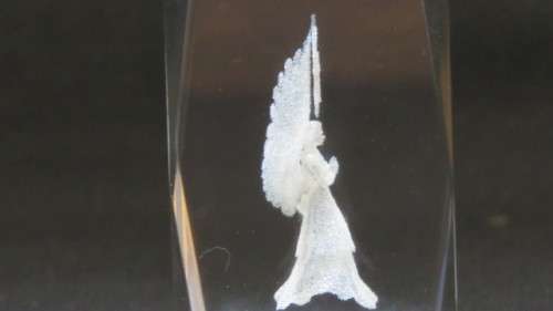 Stunning Vintage Boxed Crystal Glass 3D Laser Etched Angel and Cross Cube Paperweight 3 x 3 x 4,5 cm