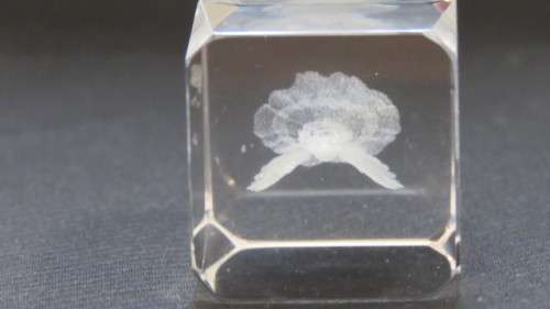Stunning Vintage Boxed Crystal Glass 3D Laser Etched Angel and Cross Cube Paperweight 3 x 3 x 4,5 cm