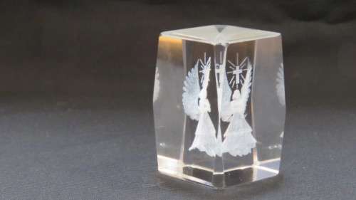 Stunning Vintage Boxed Crystal Glass 3D Laser Etched Angel and Cross Cube Paperweight 3 x 3 x 4,5 cm
