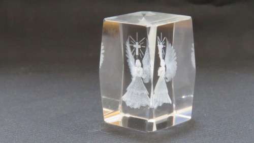 Stunning Vintage Boxed Crystal Glass 3D Laser Etched Angel and Cross Cube Paperweight 3 x 3 x 4,5 cm