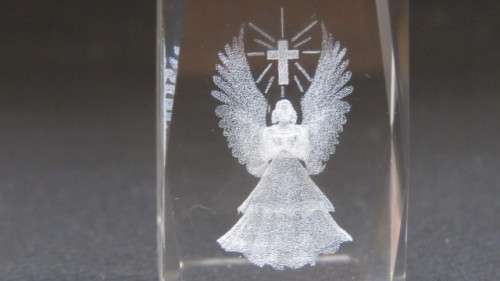 Stunning Vintage Boxed Crystal Glass 3D Laser Etched Angel and Cross Cube Paperweight 3 x 3 x 4,5 cm