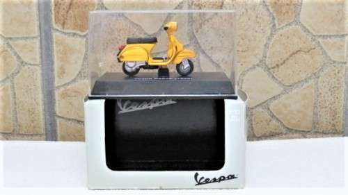 Lovely Boxed New-Ray Piaggio Die Cast  Yellow Vespa P200E (1978) #06046 Scale 1:32 L: 6 cm