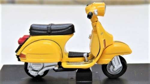 Lovely Boxed New-Ray Piaggio Die Cast  Yellow Vespa P200E (1978) #06046 Scale 1:32 L: 6 cm