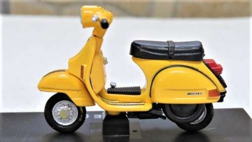 Lovely Boxed New-Ray Piaggio Die Cast  Yellow Vespa P200E (1978) #06046 Scale 1:32 L: 6 cm