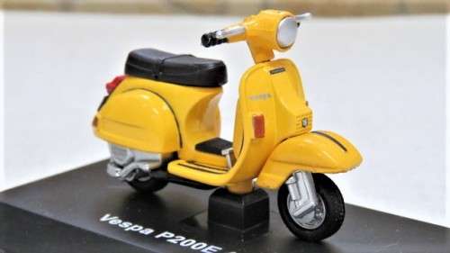 Lovely Boxed New-Ray Piaggio Die Cast  Yellow Vespa P200E (1978) #06046 Scale 1:32 L: 6 cm