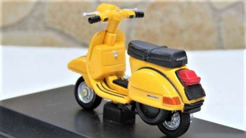 Lovely Boxed New-Ray Piaggio Die Cast  Yellow Vespa P200E (1978) #06046 Scale 1:32 L: 6 cm