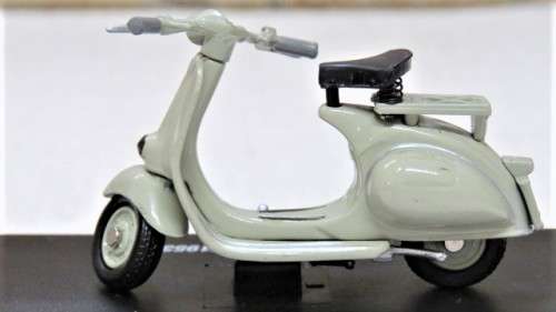 Wonderful Boxed New-Ray Piaggio Die Cast Beige Vespa 125 U (1953) Scale 1:32 L: 6 cm