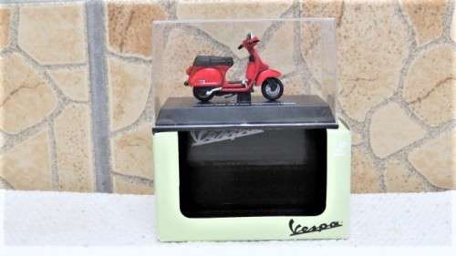 Awesome Boxed New-Ray Piaggio Die Cast Red Vespa 125 T5 Pole Position (1985) Scale 1:32 L: 6 cm