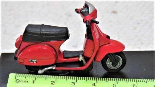 Awesome Boxed New-Ray Piaggio Die Cast Red Vespa 125 T5 Pole Position (1985) Scale 1:32 L: 6 cm