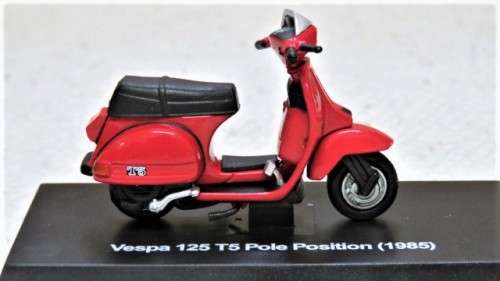 Awesome Boxed New-Ray Piaggio Die Cast Red Vespa 125 T5 Pole Position (1985) Scale 1:32 L: 6 cm