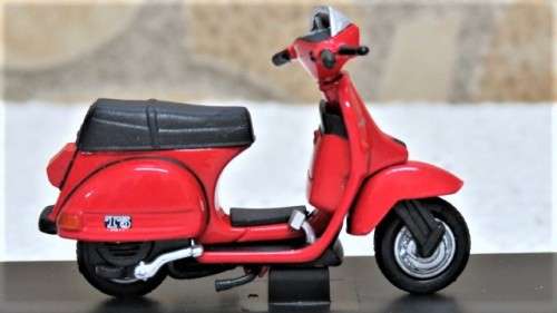 Awesome Boxed New-Ray Piaggio Die Cast Red Vespa 125 T5 Pole Position (1985) Scale 1:32 L: 6 cm