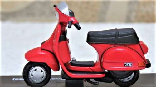 Awesome Boxed New-Ray Piaggio Die Cast Red Vespa 125 T5 Pole Position (1985) Scale 1:32 L: 6 cm