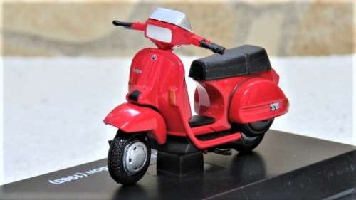 Awesome Boxed New-Ray Piaggio Die Cast Red Vespa 125 T5 Pole Position (1985) Scale 1:32 L: 6 cm