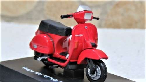 Awesome Boxed New-Ray Piaggio Die Cast Red Vespa 125 T5 Pole Position (1985) Scale 1:32 L: 6 cm