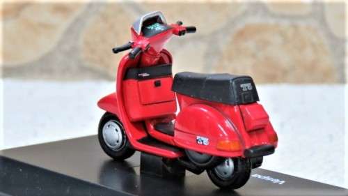 Awesome Boxed New-Ray Piaggio Die Cast Red Vespa 125 T5 Pole Position (1985) Scale 1:32 L: 6 cm