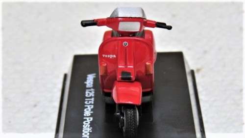 Awesome Boxed New-Ray Piaggio Die Cast Red Vespa 125 T5 Pole Position (1985) Scale 1:32 L: 6 cm