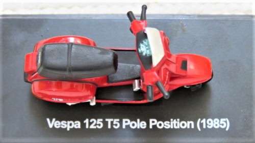 Awesome Boxed New-Ray Piaggio Die Cast Red Vespa 125 T5 Pole Position (1985) Scale 1:32 L: 6 cm