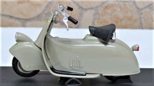 Fantastic Boxed Maisto Die Cast Vespa MP5 Paperino (1945) Scale 1:18 L: 10 cm