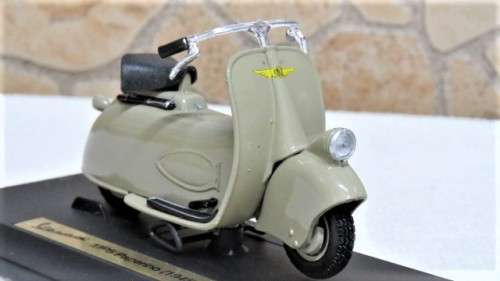 Fantastic Boxed Maisto Die Cast Vespa MP5 Paperino (1945) Scale 1:18 L: 10 cm