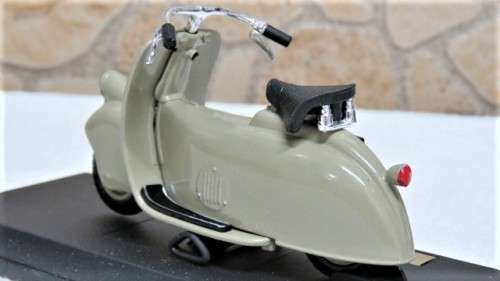Fantastic Boxed Maisto Die Cast Vespa MP5 Paperino (1945) Scale 1:18 L: 10 cm