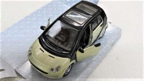 Fantastic Boxed `Maisto Smart` Die Cast Smart Forfour With Pull Back Action Scale 1:35 L: 10,5 cm