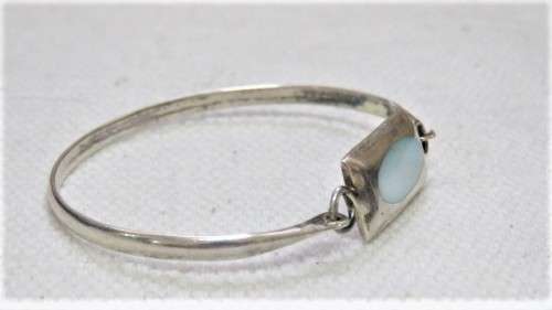 Fabulous Vintage Sterling Silver Hinged Bangle With Mother of Pearl Inlay 65 x 52 mm (10.5 g)